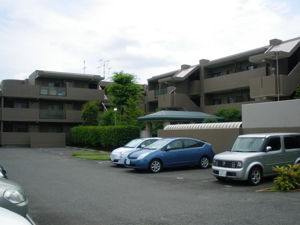 Parking lot. There is on-site flat-standing parking (with an exclusive right to use: monthly 20,000 yen)