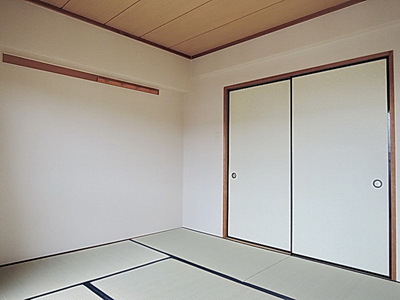 Other room space. Sunny Japanese-style room 6 quires