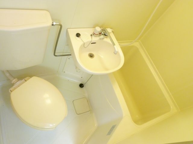 Bath. 3-point unit bus washbasin