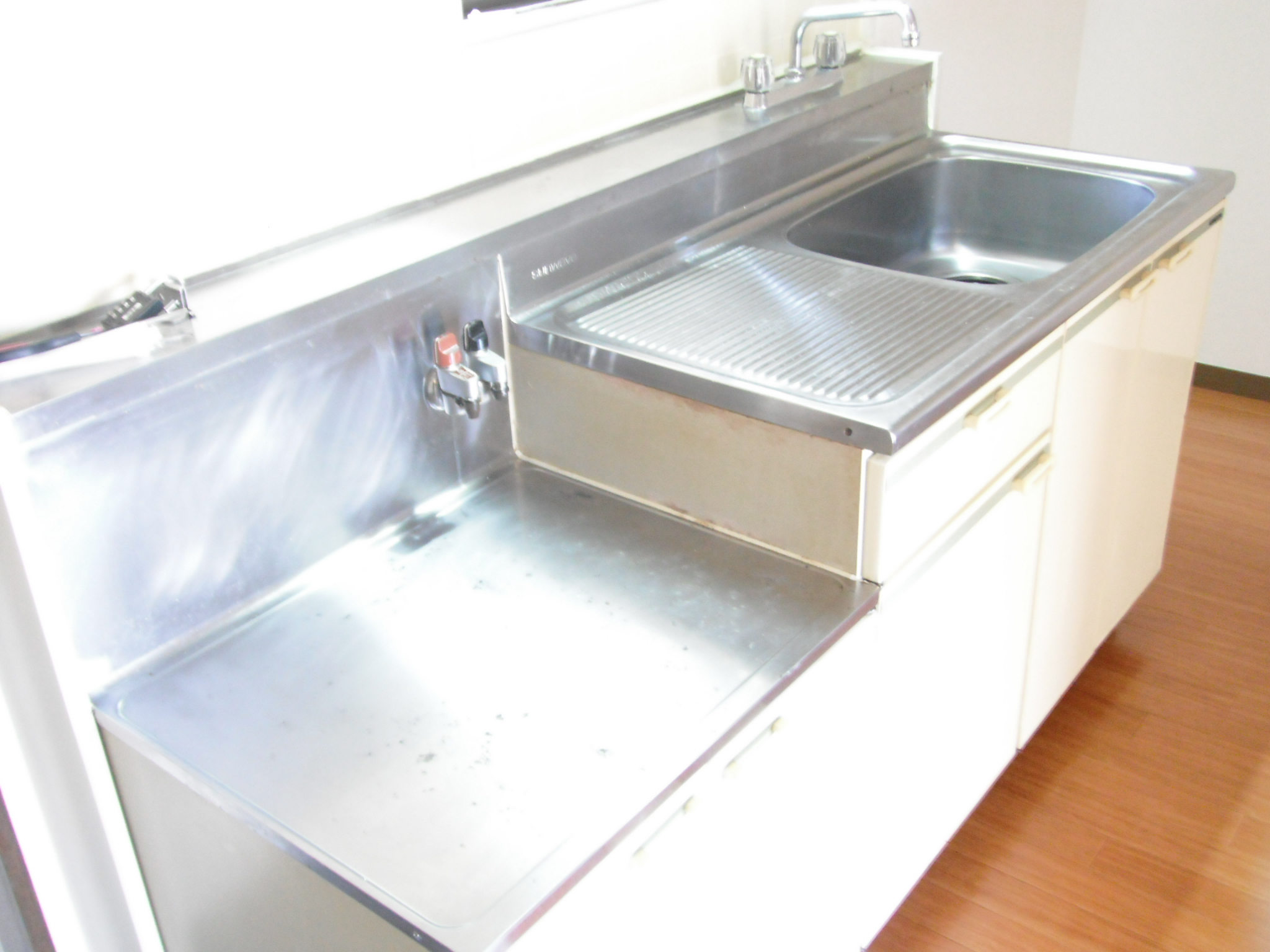 Kitchen. Two-burner gas stove installation Allowed ☆ There is a window in the kitchen!