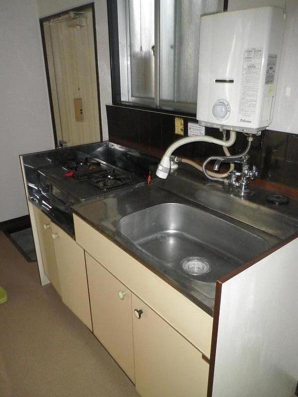 Kitchen. With instantaneous water heater, Sink also is spread!