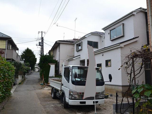 Local photos, including front road. Contact road situation