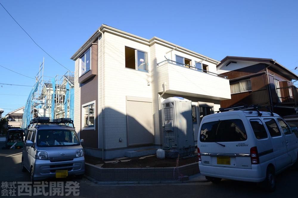 Local photos, including front road. Local (11 May 2013) Shooting I Building