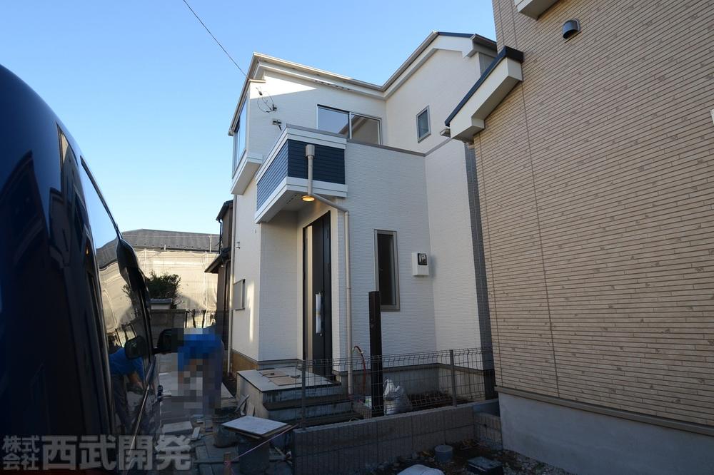 Local photos, including front road. Local (11 May 2013) Shooting J Building