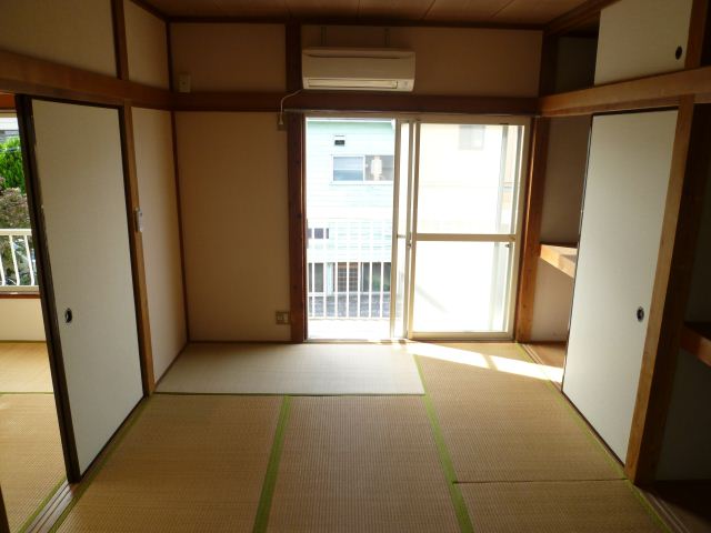 Living and room. Facing south in sunny ☆ It is settle tatami rooms