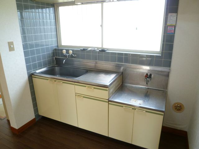 Kitchen. Gas stove can be installed kitchen. Bright have also attached window ☆ 
