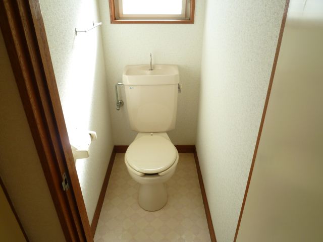 Toilet. It is bright and comes with a window in the toilet ☆ 