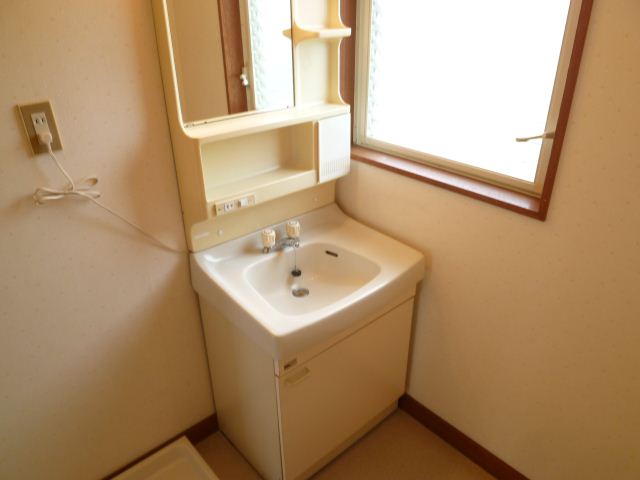 Washroom. Convenient independent wash basin with the cleansing and toothpaste ☆ 