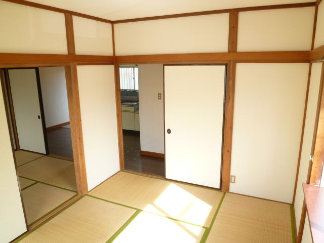 Living and room. Facing south in sunny ☆ It is settle tatami rooms
