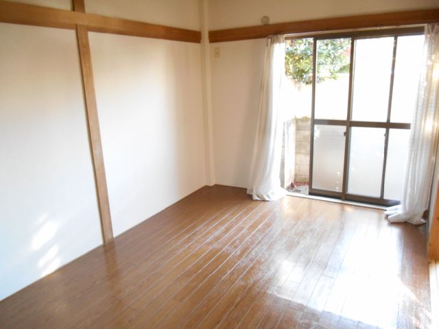 Living and room. Facing south, It is the flooring of the room