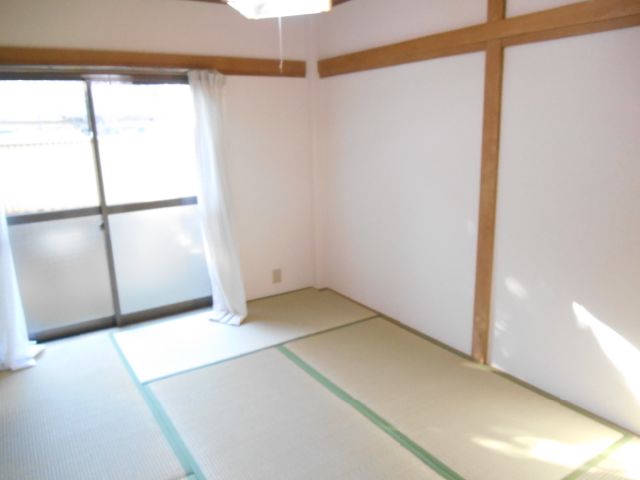 Living and room. South-facing 6 quires Japanese-style room