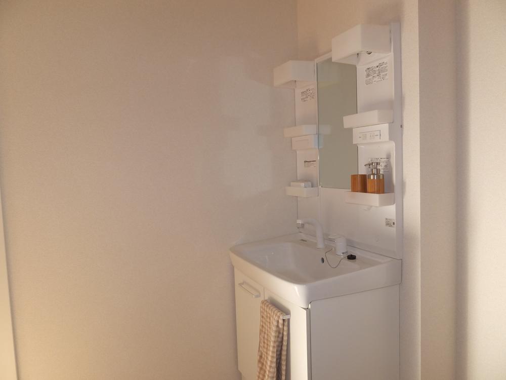 Wash basin, toilet. Local (13 December) shooting