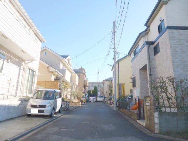 Local photos, including front road. Since the old development subdivision the car does not come in at the photon.