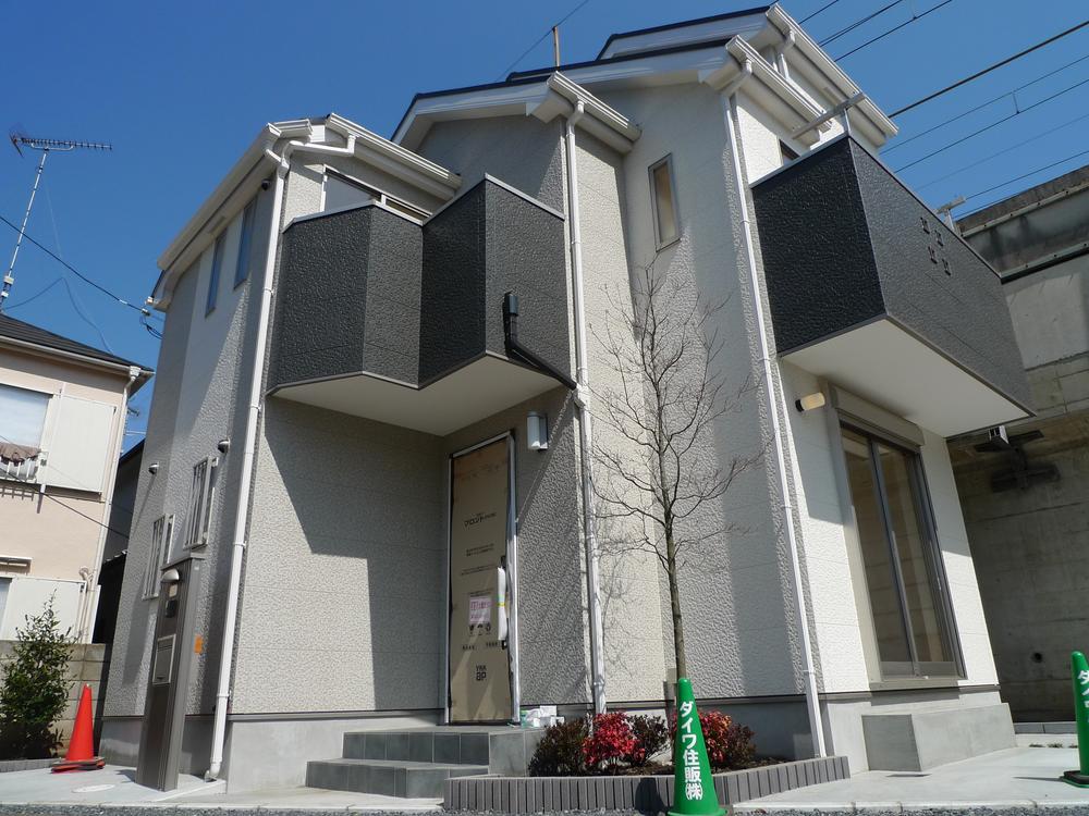 Same specifications photos (appearance). It is the same specification appearance of our construction example.  me too, And finished with a modern appearance of white × black. 