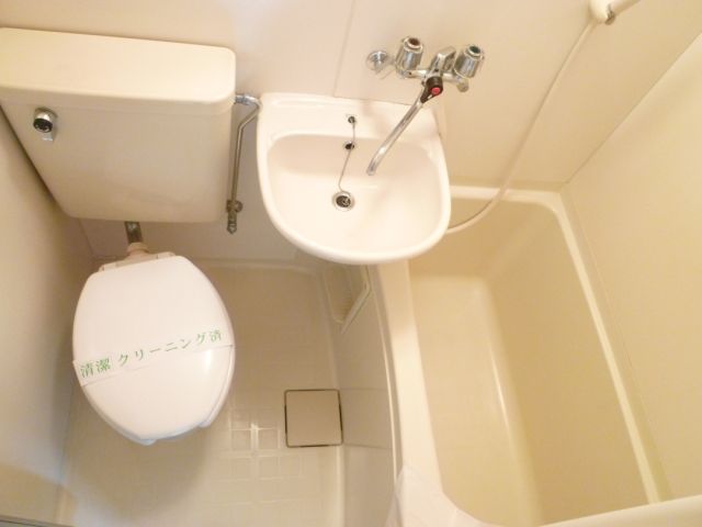 Bath. 3-point unit bus washbasin