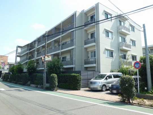 Local appearance photo. Of the four-story is a low-rise apartment (2013 September shooting)