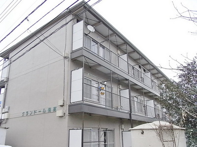 Building appearance. Day living environment favorable