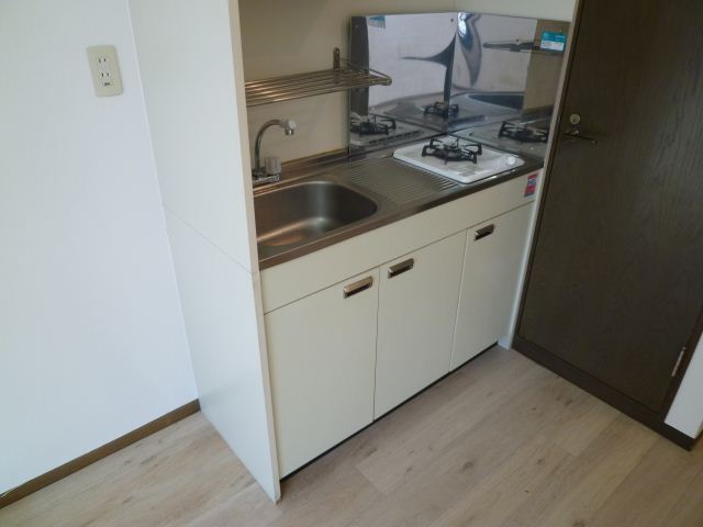 Kitchen. Gas stove with a kitchen where there is space to put a cutting board ☆