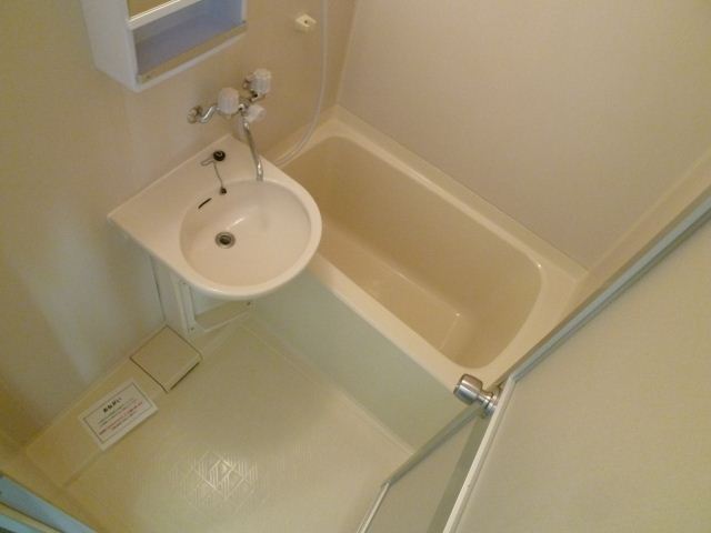Bath. It is a bath with a wash basin ☆