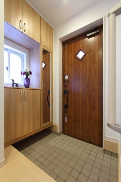 Entrance. 1 Building entrance (September 2013) Shooting