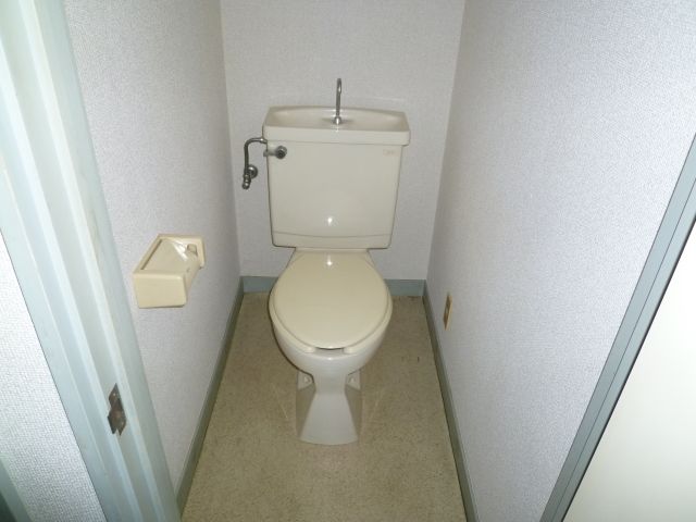 Toilet. Popular bus Restroom! !