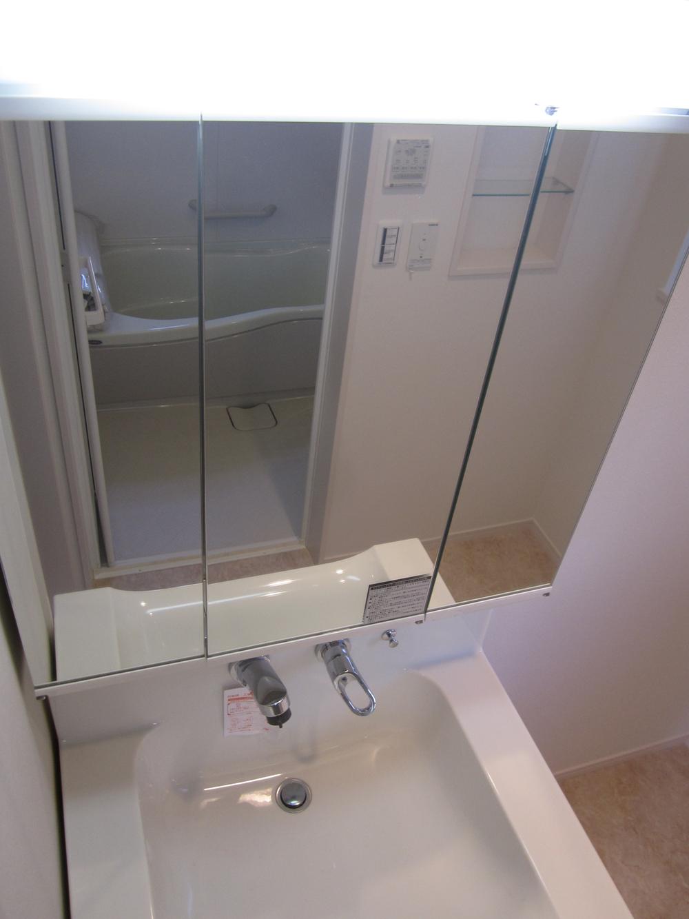 Wash basin, toilet. Wash basin ●: 2013 November shooting