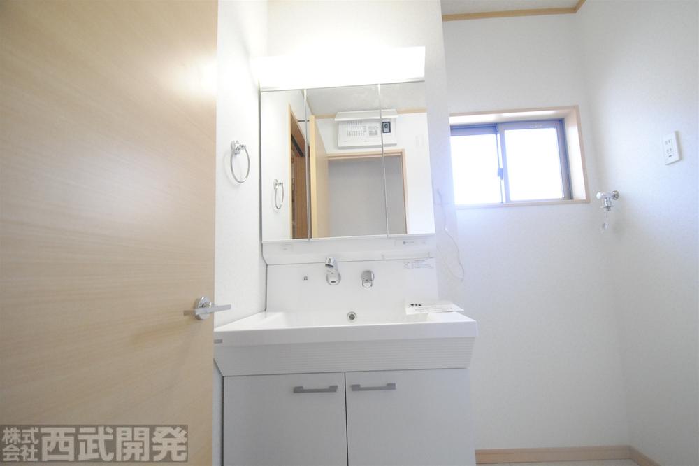 Wash basin, toilet. 1 Building