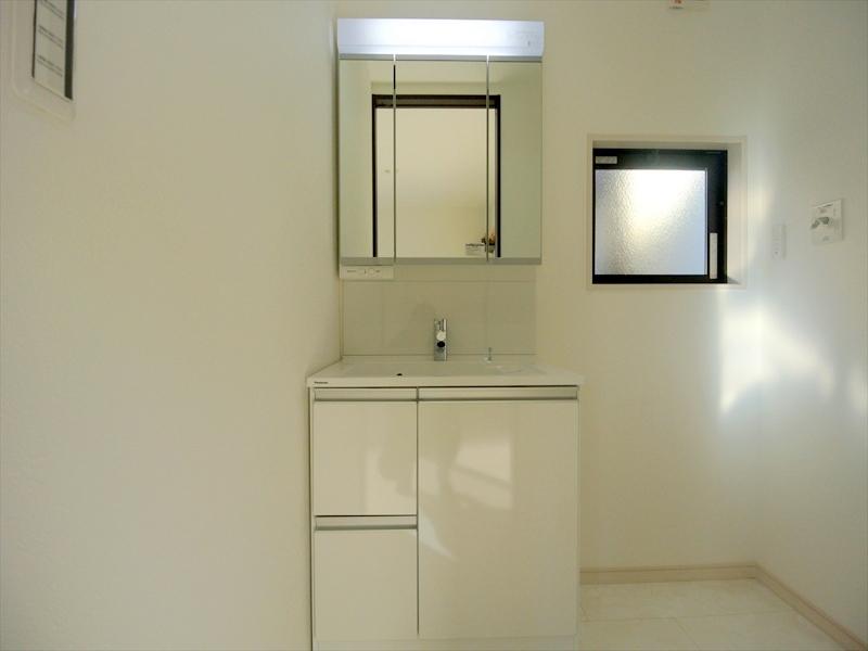 Wash basin, toilet. Local (12 May 2013) Shooting