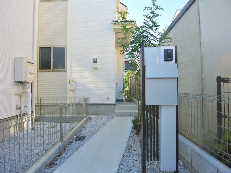 Local photos, including front road. Local (12 May 2013) Shooting