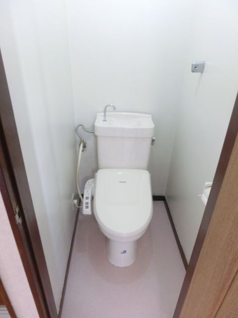 Toilet. It is the bath in which the white tones
