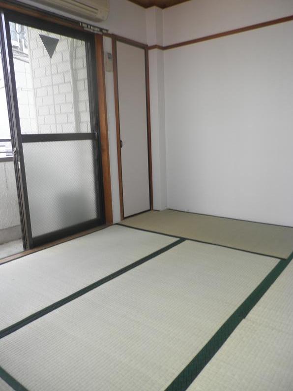 Living and room. Tatami is also beautiful! 