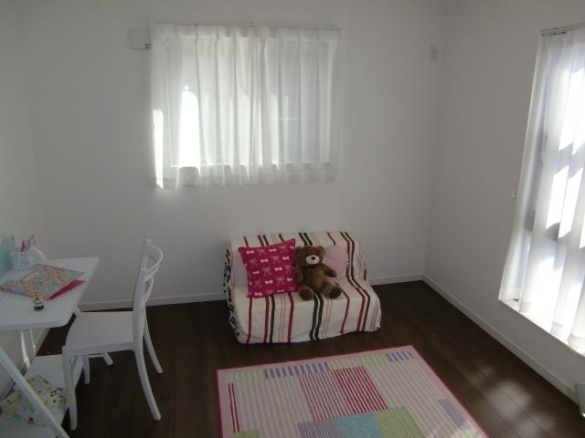 Non-living room. The second floor is the west side of the Western-style. It is ideal for children's rooms. 