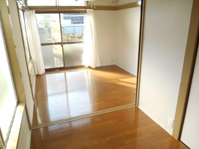 Living and room. Facing south ・ Day in the two-sided lighting is a good room "