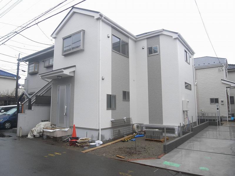 Local photos, including front road. Chic and simple appearance