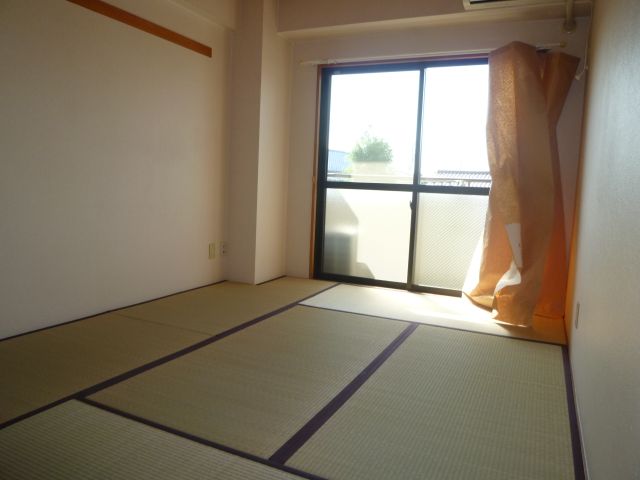 Living and room. Day is a good Japanese-style room on the south-facing. 