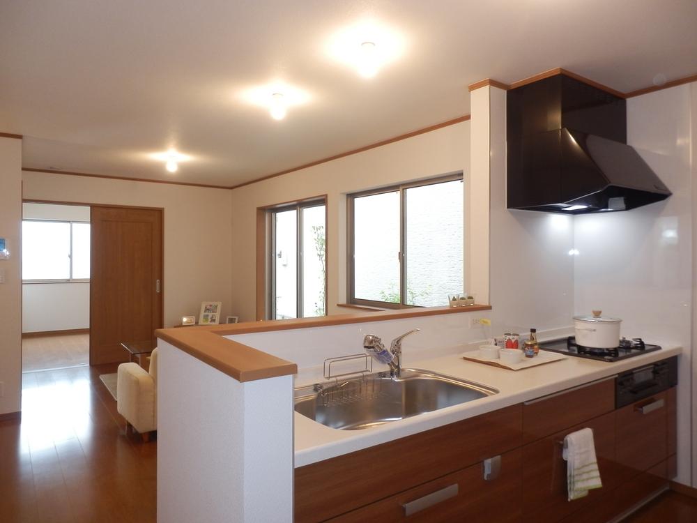 Kitchen. Popular face-to-face kitchen adoption. You can also check the state of the children who are in the living room while cooking. 