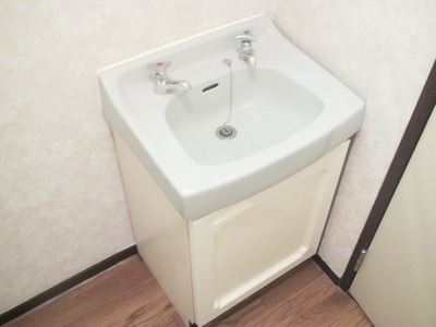 Washroom. Independent wash basin