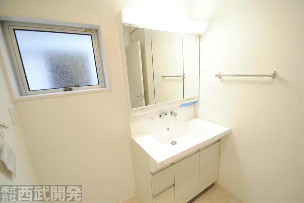 Other Equipment. 1 Building: Shampoo Dresser ・ Three sides with mirrors ・ Laundry Area