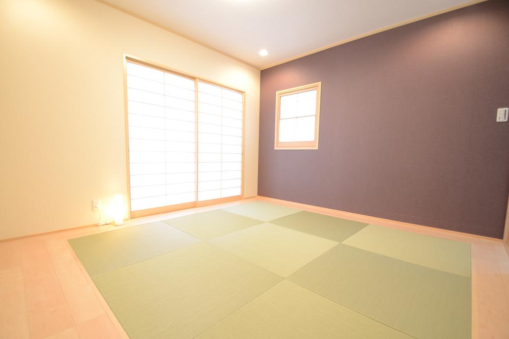 Non-living room. First floor Japanese-style room 6 quires with plates With a closet in the stand-alone
