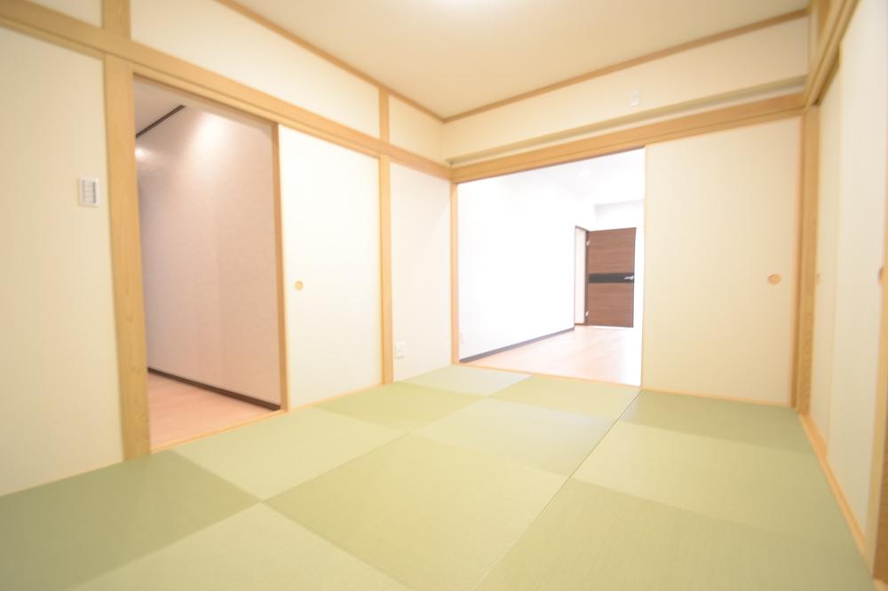 Non-living room. First floor Japanese-style room 6.4 quires By removing the movable door, It can be used in the living room and on earth