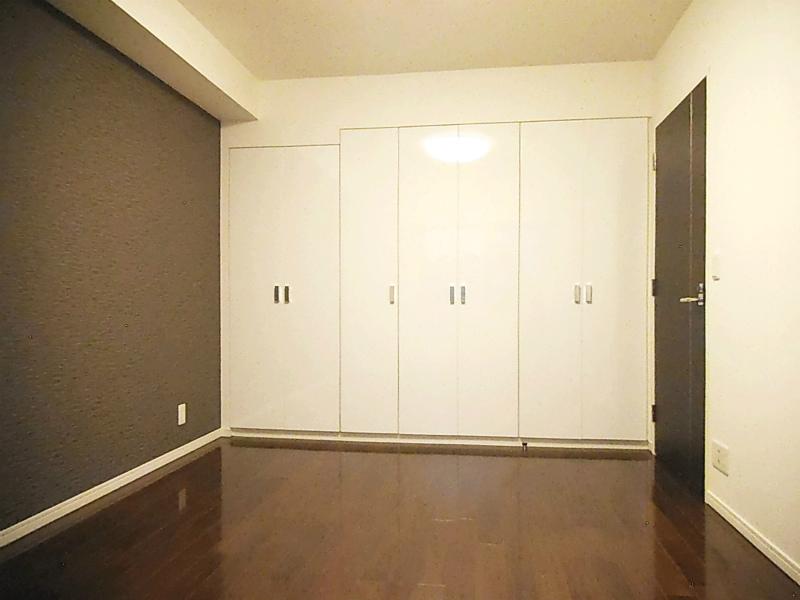 Non-living room. East side Western-style Accent Cross use