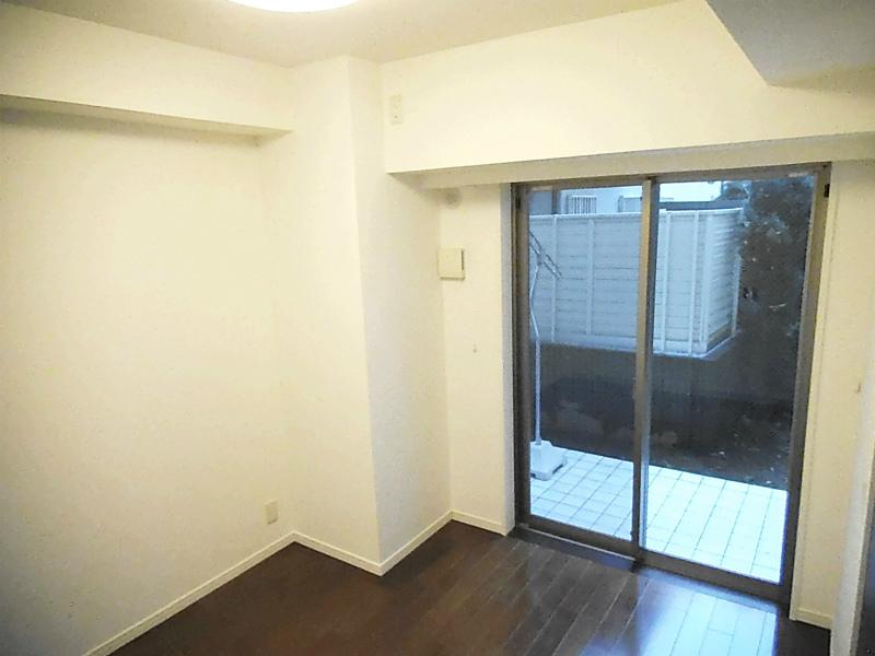 Non-living room. West Western-style Room facing the private garden