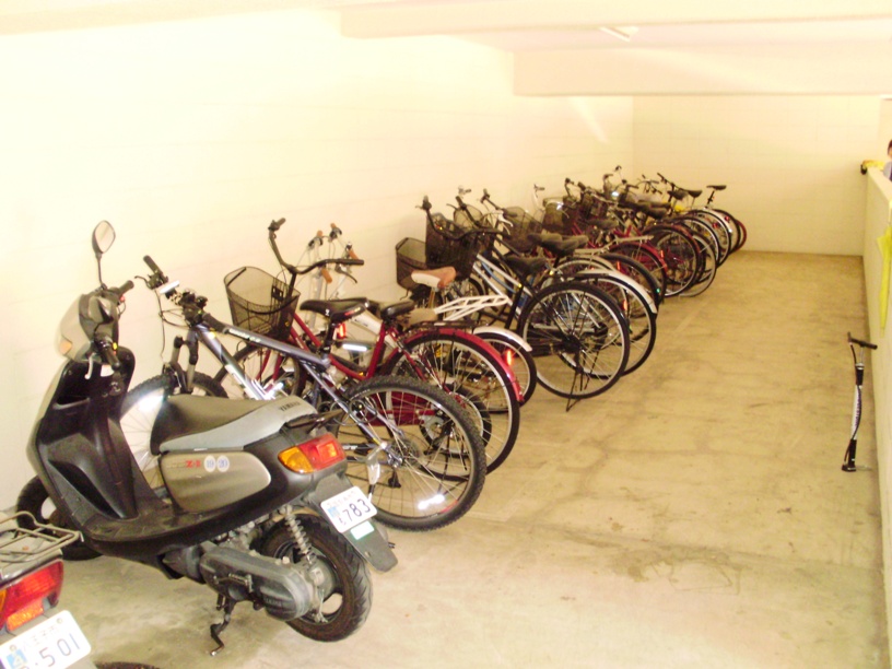Other common areas. Covered parking lot, Large bike Free