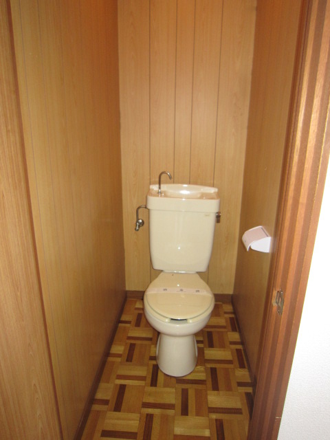 Toilet. Match to the bathroom floor is Japanese-style room of attention, such as the Hakone crafted!