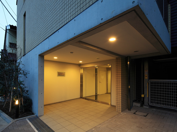 Buildings and facilities. The entrance to the face of the private residence, While in harmony with the quiet streets, Aiming to design to claim the modern existence, In organic color and material, It dares not a combination of the inorganic of different materials. (Evening of the entrance hall)