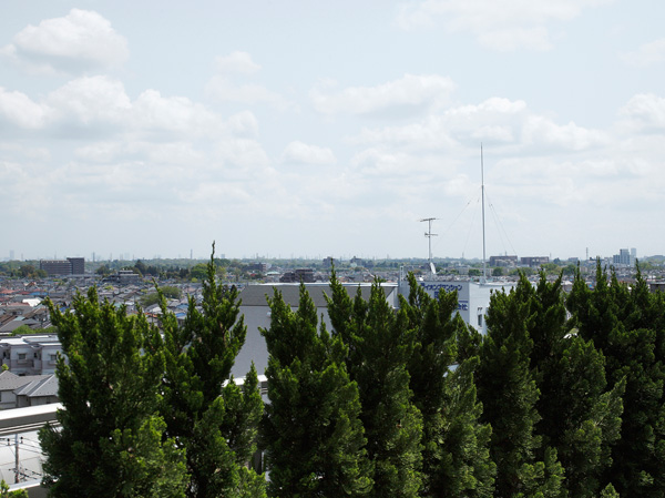 Surrounding environment. Global warming, Heat island of, Rooftop gardens that attract attention as a measure to reduce CO2 emissions. You have to place the planting to the roof balcony of <Dom Kokubunji> In the fourth floor dwelling unit. (View from the I-type roof balcony fourth floor equivalent ※ April 2013 shooting)