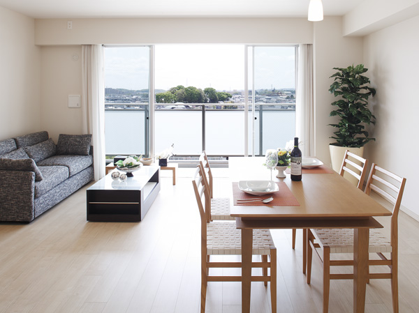 Room and equipment. About 17.2 tatami mats of living facing the balcony, It is bright and airy southeast maisonette plan of increasing the comfort in floor heating. Overlooking the appearance than (I type living-dining ※ April 2013 shooting)