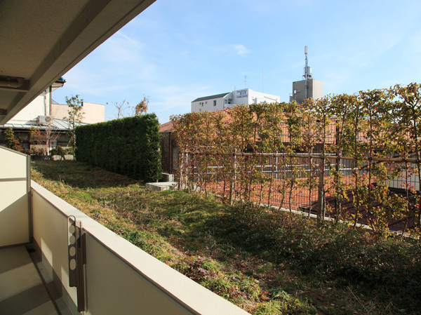 Room and equipment. It was colored by lush greenery terrace attractive ground floor. If you put a garden chair, You almost can charm you the comfort of the resort as everyday. Overlooking the garden than (K type terrace ※ April 2013 shooting)