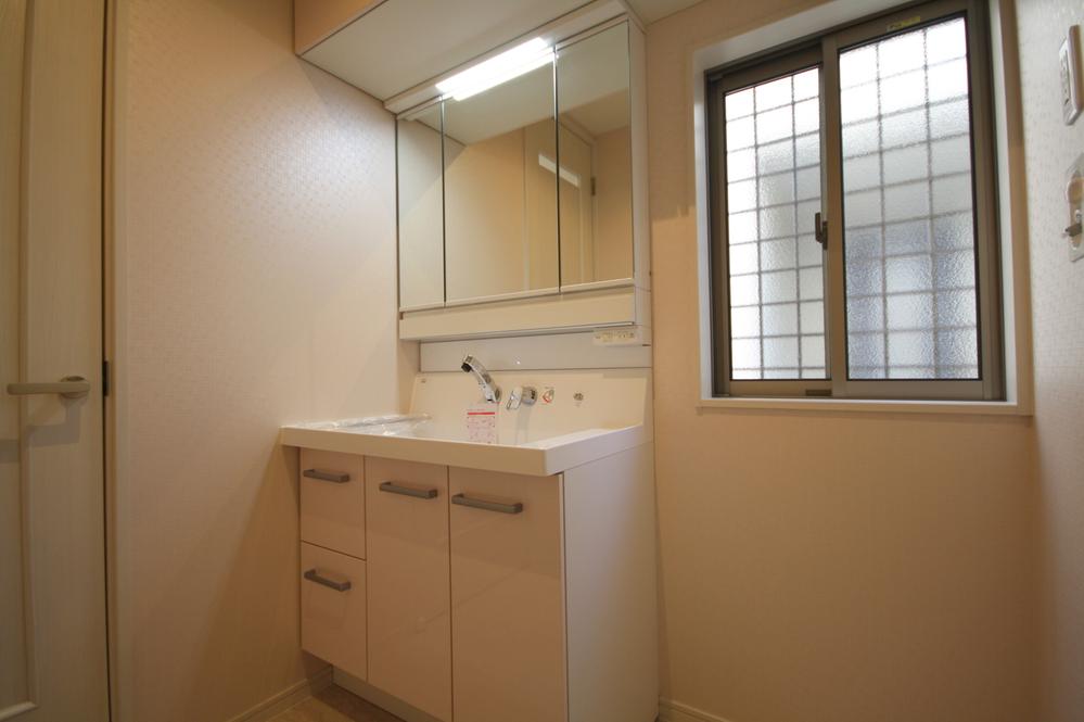 Wash basin, toilet. Local Photos