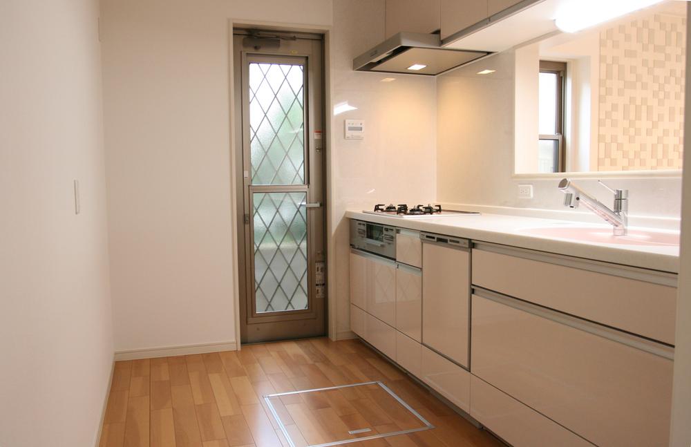 Local appearance photo. ● face-to-face kitchen: November 2013